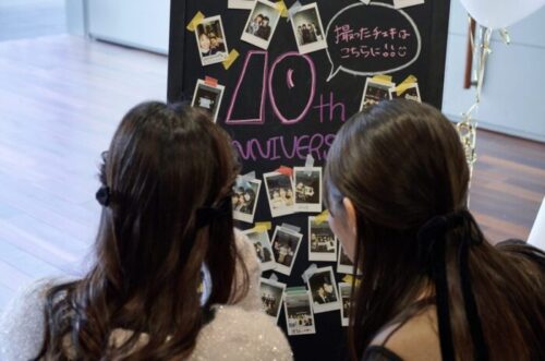 全員ドレス・スーツ着用！華やかな10周年イベント、最初の仕掛け