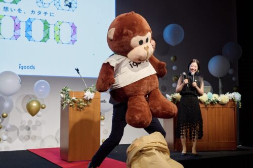 代表が隠れるほどの、インパクト抜群の巨大アイくんぬいぐるみも準備！？